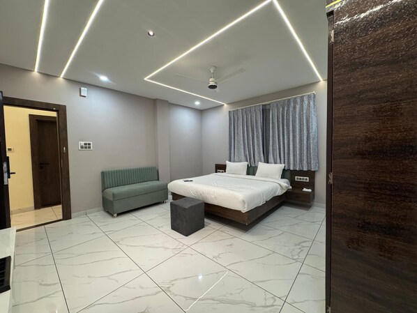 Desk, laptop workspace, free WiFi