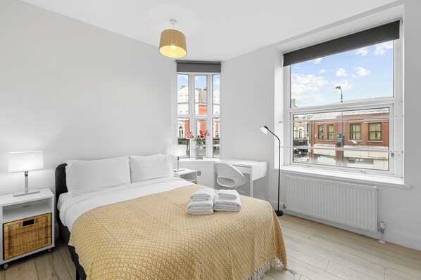 2 habitaciones, escritorio, tabla de planchar con plancha y wifi gratis 