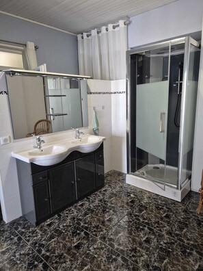 Dusj, hårføner, håndklær og toalettpapir