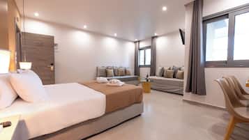 Deluxe Quadruple Room, Courtyard View | Peti besi dalam bilik, meja, kalis bunyi, Wi-fi percuma