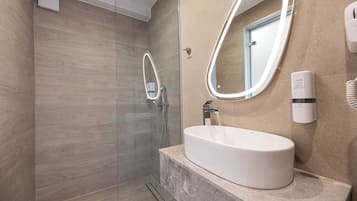Habitación doble Deluxe, balcón, vista al patio | Caja de seguridad en la habitación, escritorio y insonorización