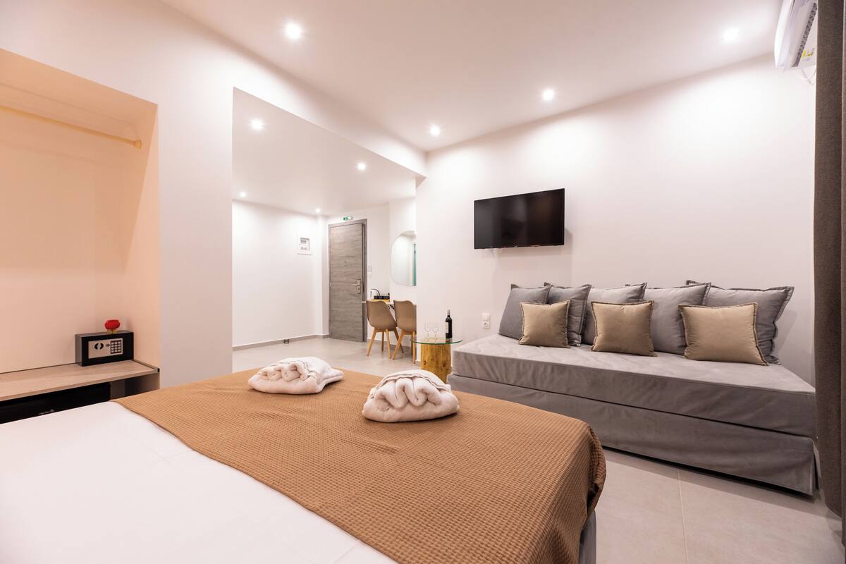 In-room safe, desk, soundproofing, free WiFi