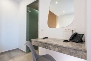 Caja de seguridad en la habitación y escritorio 