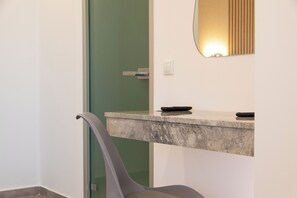 Zimmersafe, Schreibtisch, schallisolierte Zimmer, kostenloses WLAN
