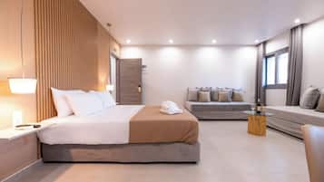 Quarto quádruplo luxo, vista para o pátio | Cofres nos quartos, escrivaninha, quartos à prova de som