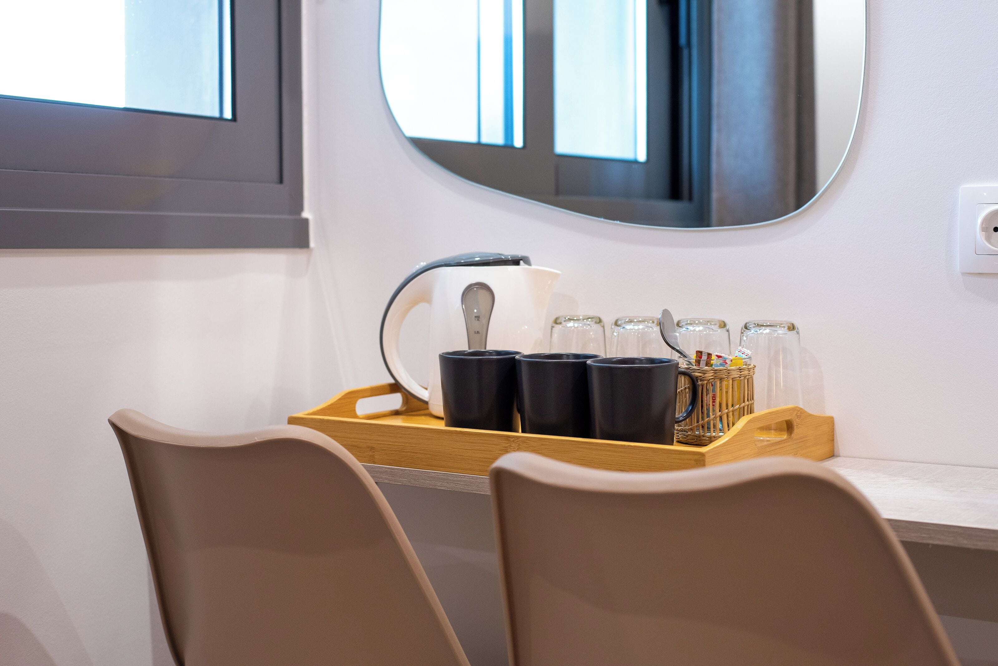 Een kluis op de kamer, een bureau, geluiddichte muren, gratis wifi