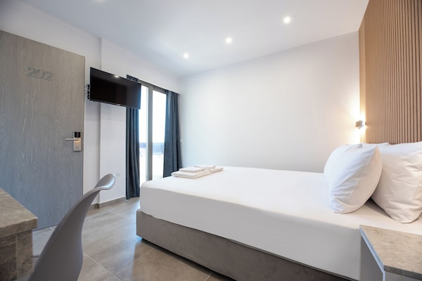 In-room safe, desk, soundproofing, free WiFi