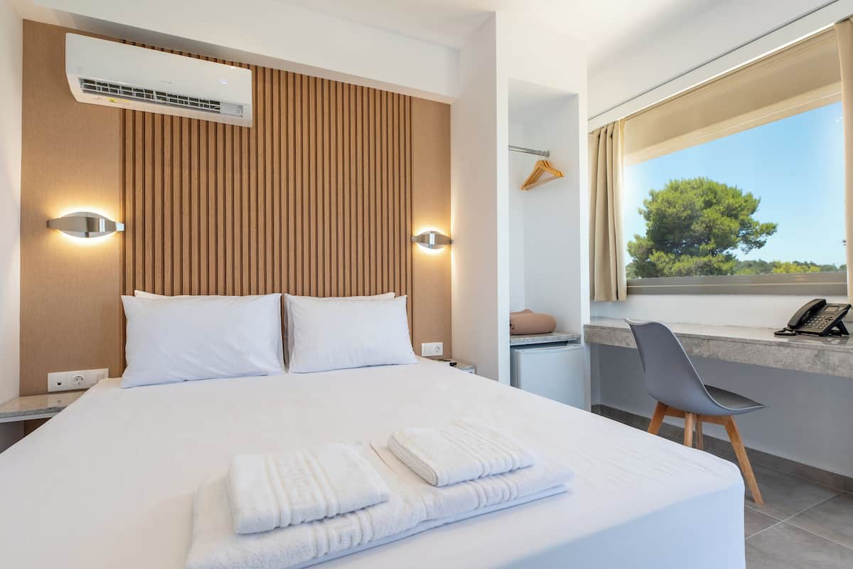 Superior eenpersoonskamer, balkon, uitzicht op zee | Een kluis op de kamer, een bureau, geluiddichte muren, gratis wifi