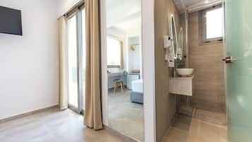 Superior Single Room, Balcony, Ocean View | Bilik Mandi | Pancuran mandi, kelengkapan dandanan diri percuma, pengering rambut