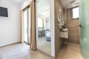 Superior-Einzelzimmer, Balkon, Meerblick | Badezimmer | Dusche, kostenlose Toilettenartikel, Haartrockner, Handtücher