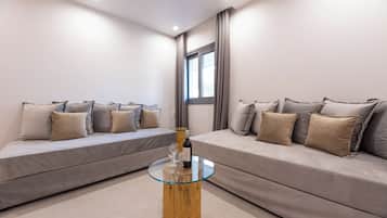 Quarto quádruplo luxo, vista para o pátio | Cofres nos quartos, escrivaninha, quartos à prova de som