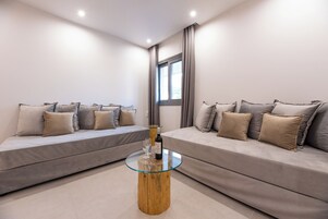 Habitación cuádruple Deluxe, vistas al patio | Caja fuerte, escritorio, sistema de insonorización y wifi gratis