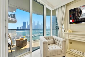 Fernseher, Kamin, Bücher