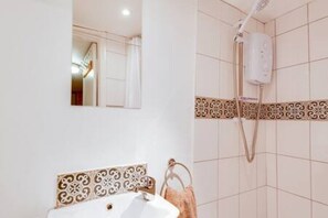 Shower, towels - Basement Studio in Summertown with kitchenette (Oxford)