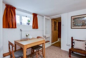 Dining - Basement Studio in Summertown with kitchenette (Oxford)