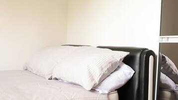 2 bedrooms, iron/ironing board, WiFi