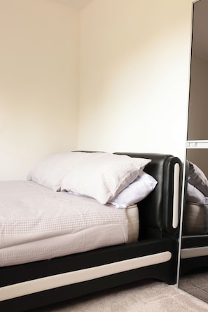 2 عدّة غرف نوم ومكواة/لوح كي وواي فاي