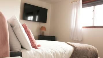 2 bedrooms, iron/ironing board, WiFi