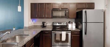 Frigorifero, tavolo da pranzo