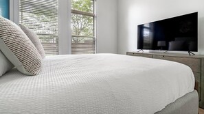 2 bedrooms, desk, iron/ironing board, WiFi - Landing | Stunning 2BD, Pool, Gym (Cary)