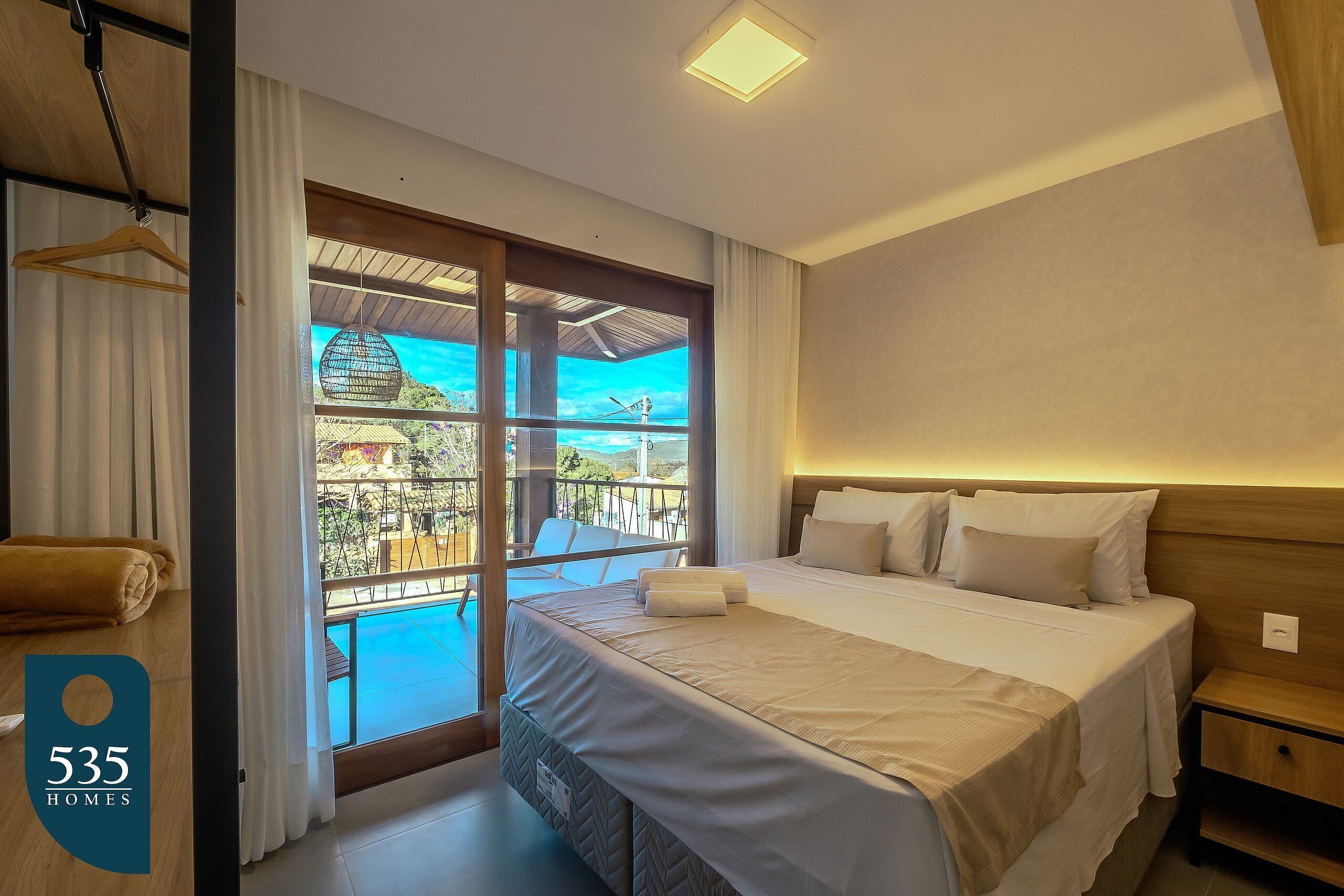 2 quartos, ferros/tábuas de passar roupa, acesso à internet