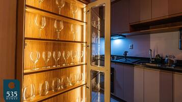 Kühlschrank, Mikrowelle, Ofen, Wasserkocher mit Kaffee-/Teezubehör