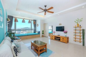 Smart-TV, peis og bøker