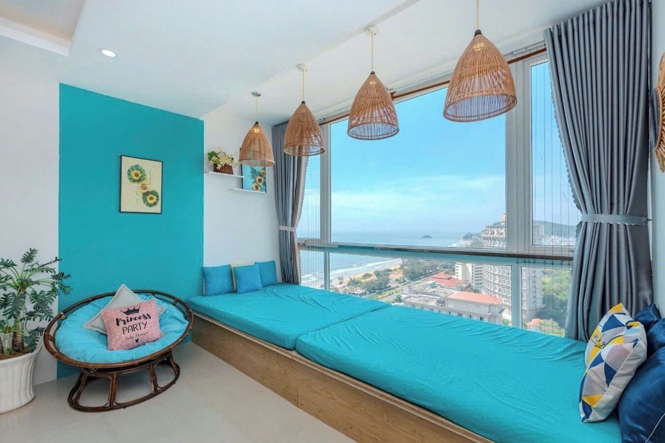 3 slaapkamers, een bureau, een strijkplank/strijkijzer, reisbedje