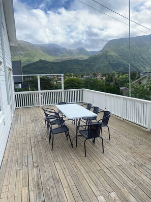 Casa, vários quartos, sacada, vista para a montanha | Sacada