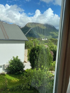 Hús - mörg svefnherbergi - svalir - fjallasýn | Að innan