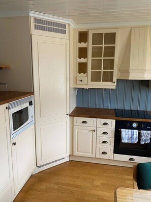 Nhà, nhiều phòng ngủ, ban công, quang cảnh núi | Nội thất