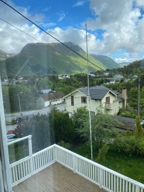 Casa, vários quartos, sacada, vista para a montanha | Fachada