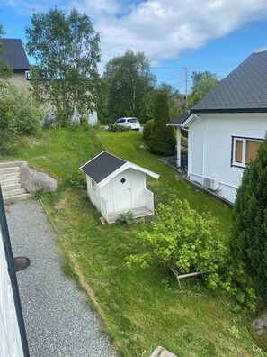 Hus, flere soverom, balkong, fjellutsikt | Overnattingsstedets uteområder