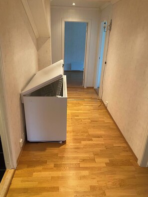 Hús - mörg svefnherbergi - svalir - fjallasýn | Að innan