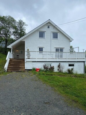 Exterior - Mountain Retreat in Brattvåg - Unwind in Nature (Ålesund)