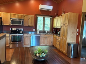 Mikrobølgeovn, ovn, kokeplater og oppvaskmaskin