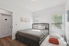 3 chambres, fer et planche à repasser, lit de bébé portatif