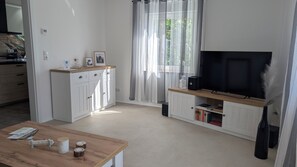 TV connectée, table de tennis de table, livres, chaîne hi-fi