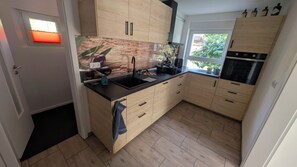 Fridge, oven, stovetop, dishwasher