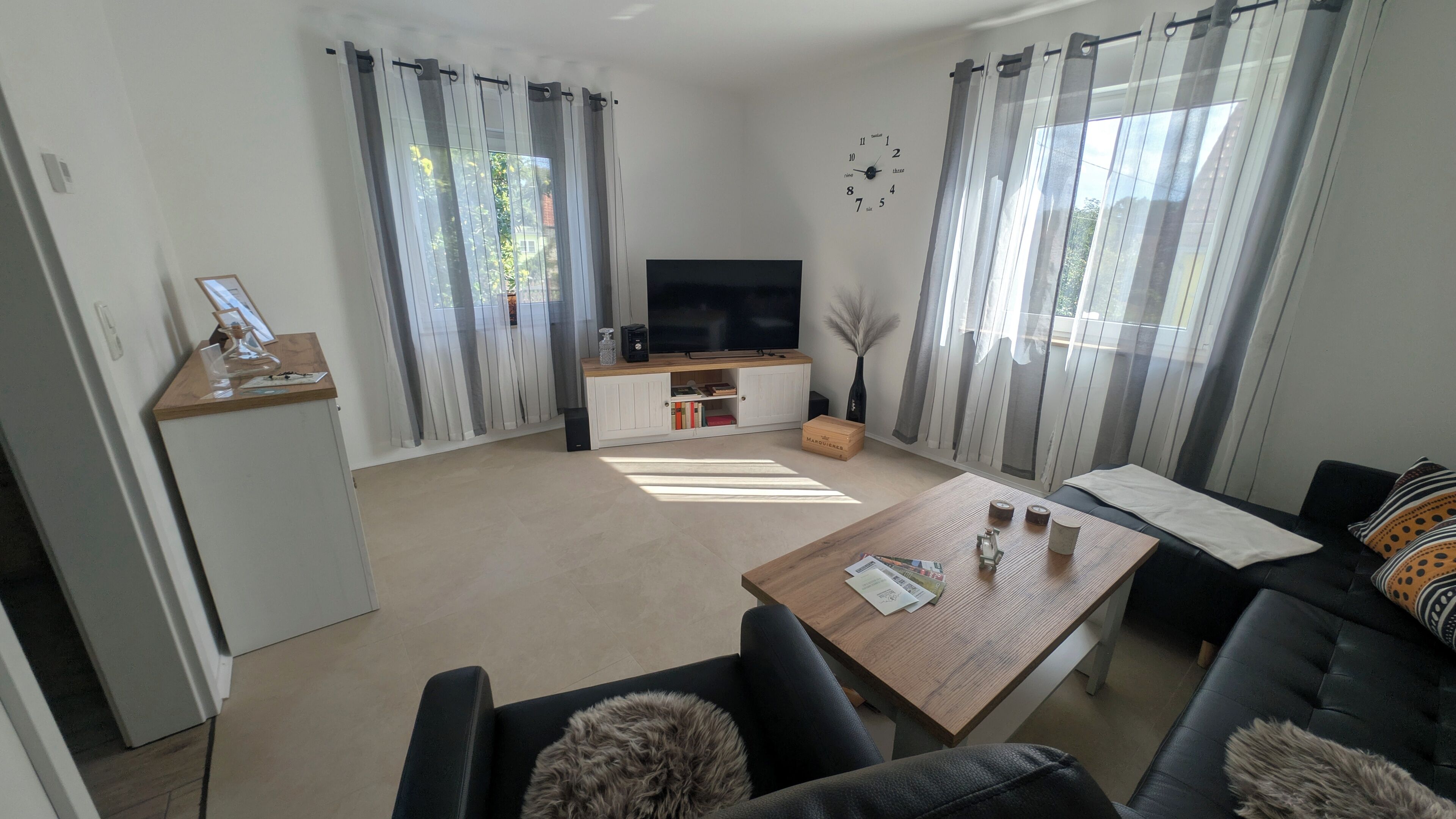 TV connectée, table de tennis de table, livres, chaîne hi-fi