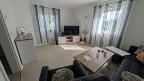 Smart-TV, Tischtennisplatte, Bücher, Stereoanlage