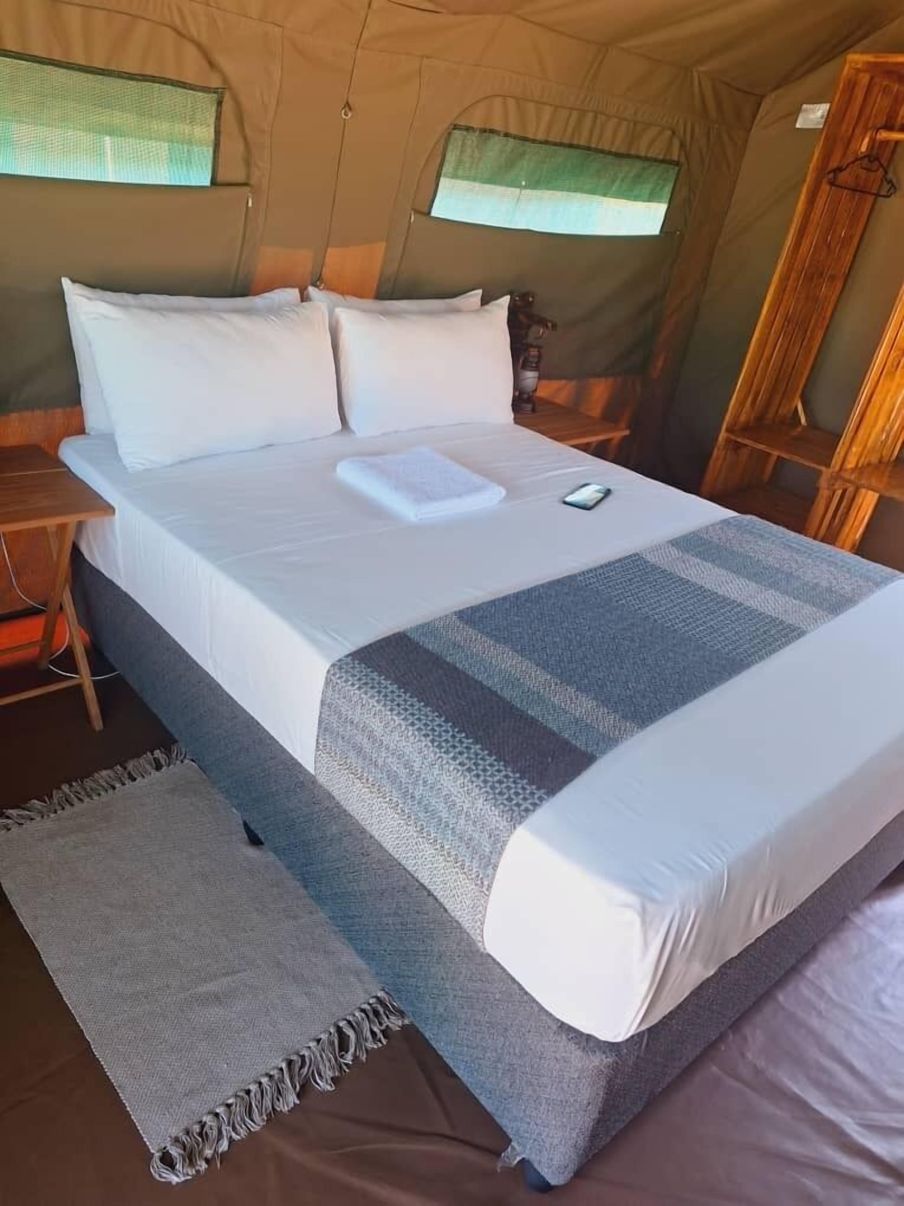 Tenda Standar, pemandangan kebun | Meja kerja, ruang kerja ramah laptop, dan Wi-Fi gratis