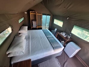 Tienda de campaña Deluxe, vista al jardín | Escritorio, espacio para trabajar con laptop y wifi gratis 