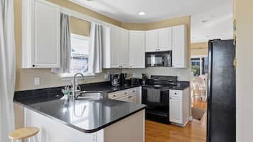 Microondas, horno, parrilla de estufa y lavavajillas