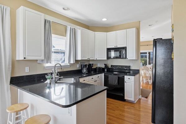 Microwave, oven, stovetop, dishwasher - Ocean Pines Family Beach Retreat~Jetted Tub~King Bed~Golf 3 bd 2.5 batownhome (Ocean Pines)