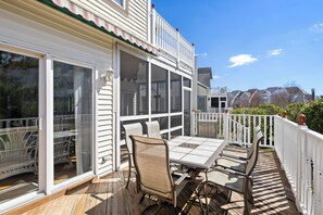 Outdoor dining - Ocean Pines Family Beach Retreat~Jetted Tub~King Bed~Golf 3 bd 2.5 batownhome (Ocean Pines)
