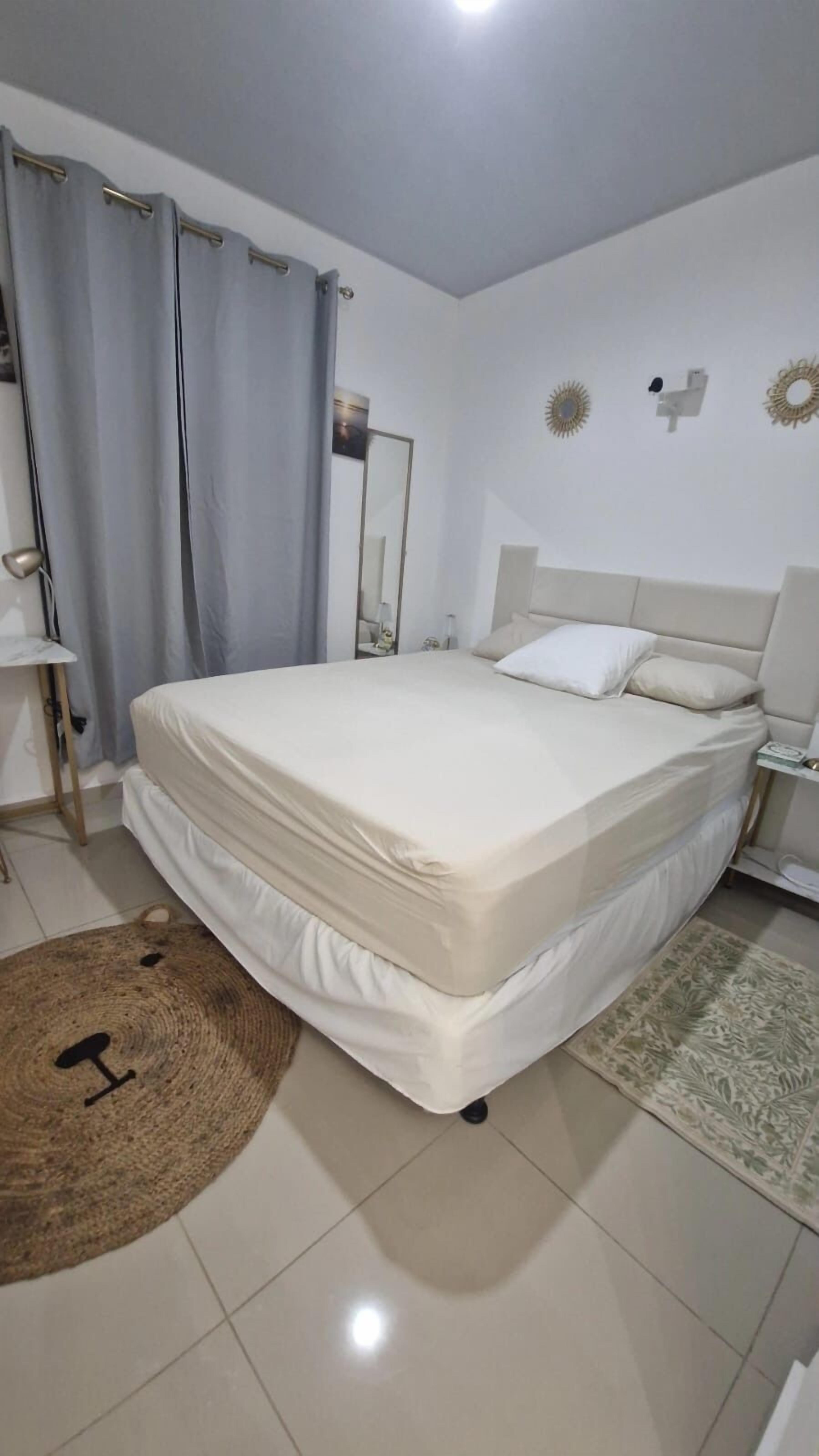 2 chambres, coffres-forts dans les chambres, bureau