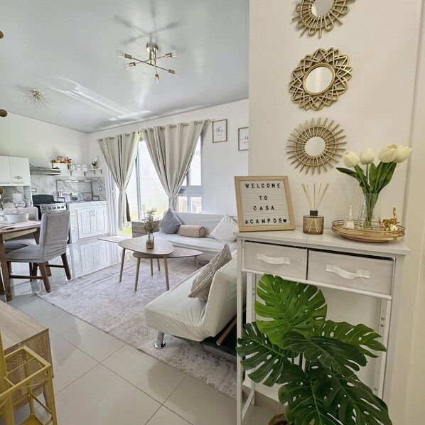 Smart TV, books - Casa Campos: Perfect Blend of Comfort and Elegance! (San Miguel)