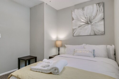 Melbourne 6 bed/2 bath Sleeps 12 BEDS 5King/1Qn