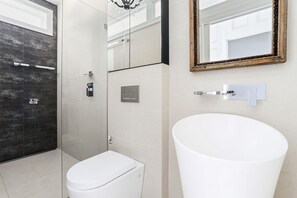 House, 3 Bedrooms, Balcony, City View | Bathroom